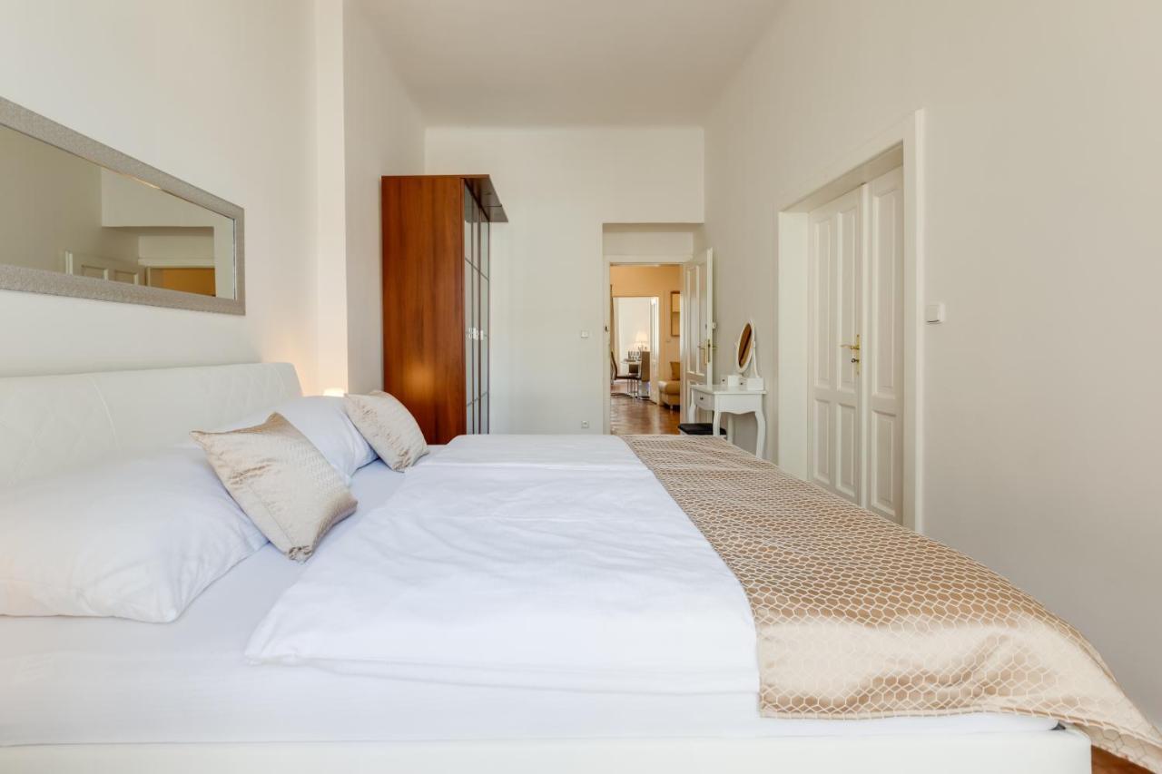Luxury Riverside Apartments In The Center Of Praha Exteriér fotografie