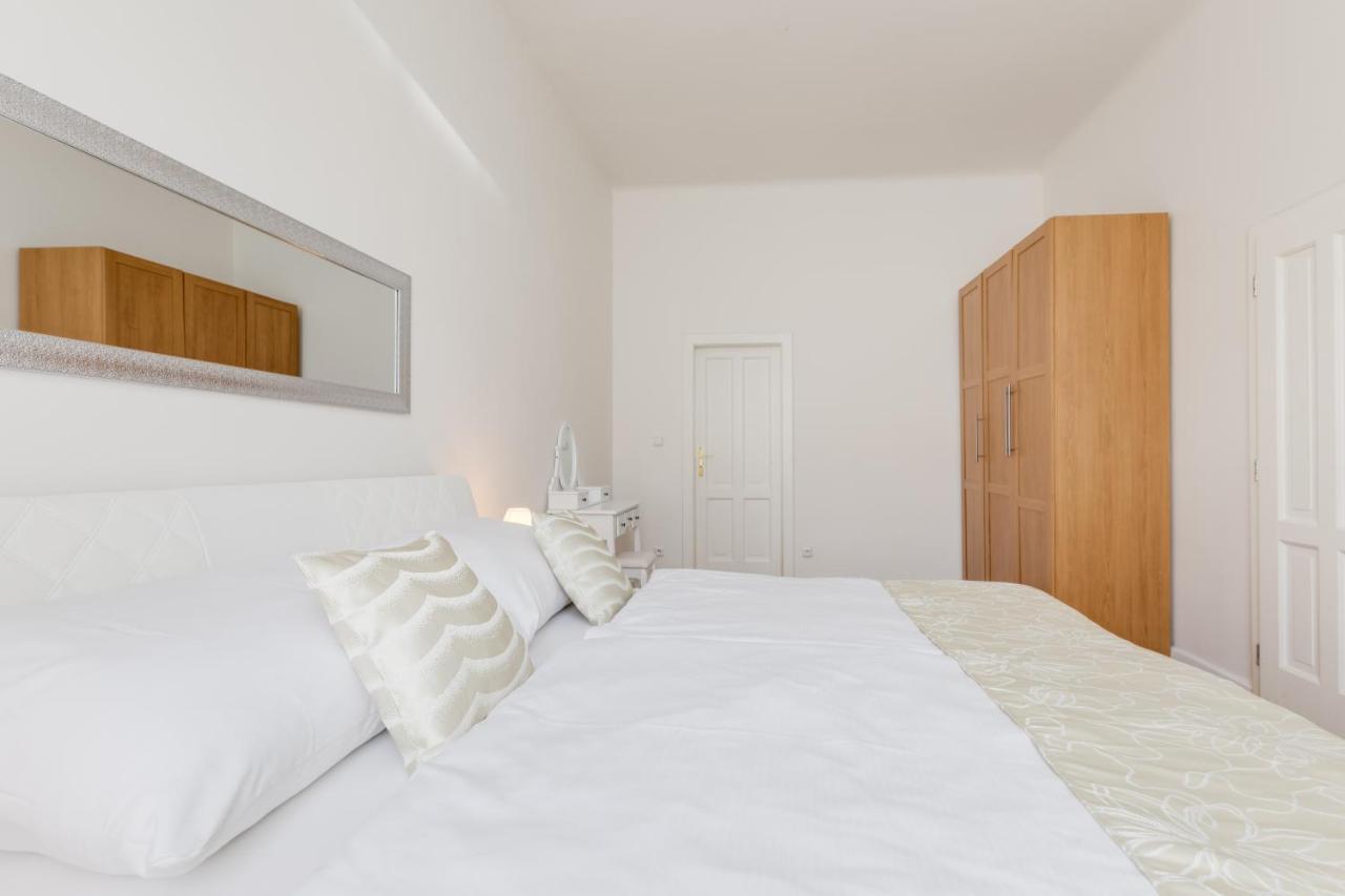 Luxury Riverside Apartments In The Center Of Praha Exteriér fotografie